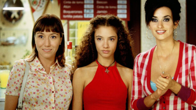 Yohana Cobo, Lola Dueñas, and Penélope Cruz in Volver.